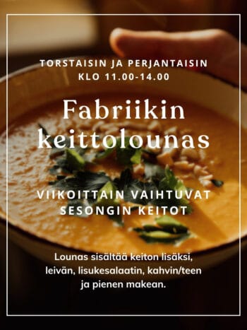 Taustalla oranssi, sileäksi ajettu kurpitsakeittoannos, joka on koristeltu pähkinöillä ja yrteillä. Kuvan päällä teksti Fabriikin keittolounas, viikottain vaihtuvat sesongin keitot.